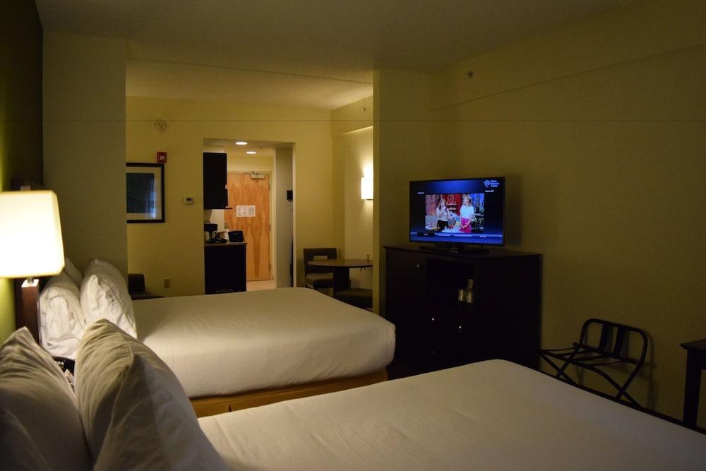 Holiday Inn Express & Suites Geneva Finger Lakes photo 1