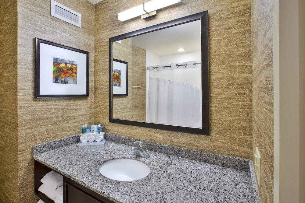 Holiday Inn Express & Suites Geneva Finger Lakes photo 3