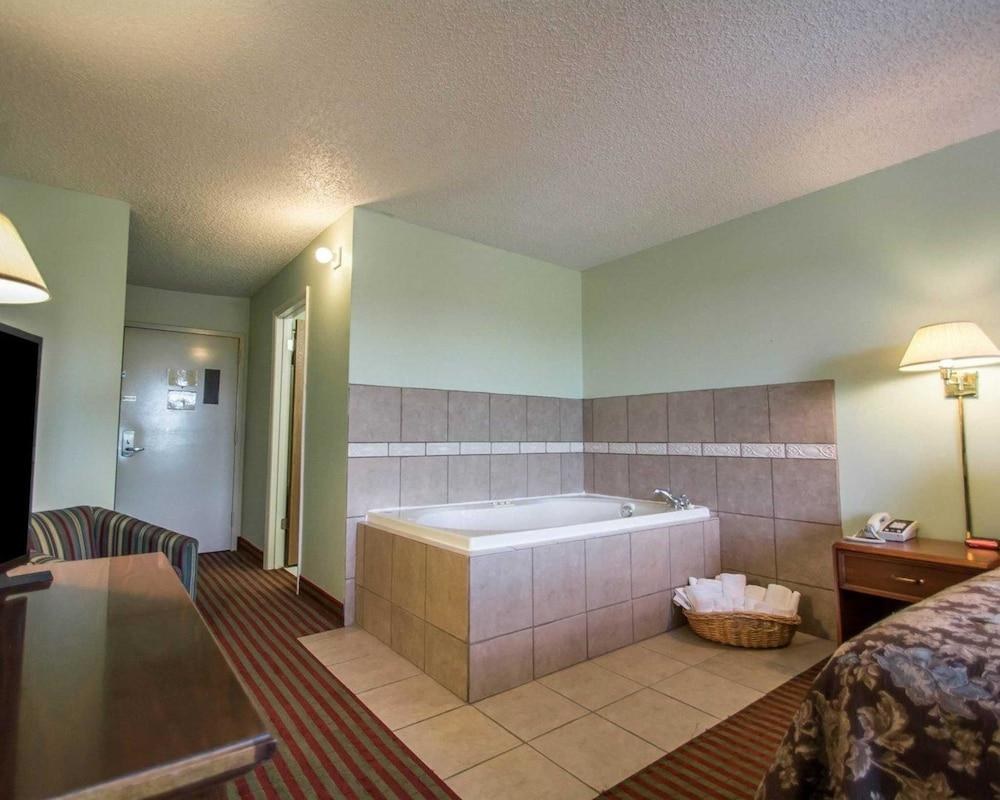 Rodeway Inn Lakeville photo 2