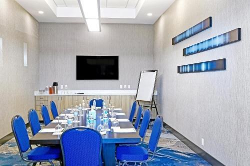 Holiday Inn Hotel & Suites - Calgary Airport North, an IHG Hotel photo 1