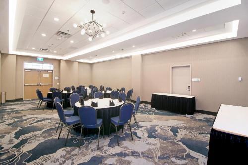 Holiday Inn Hotel & Suites - Calgary Airport North, an IHG Hotel photo 4