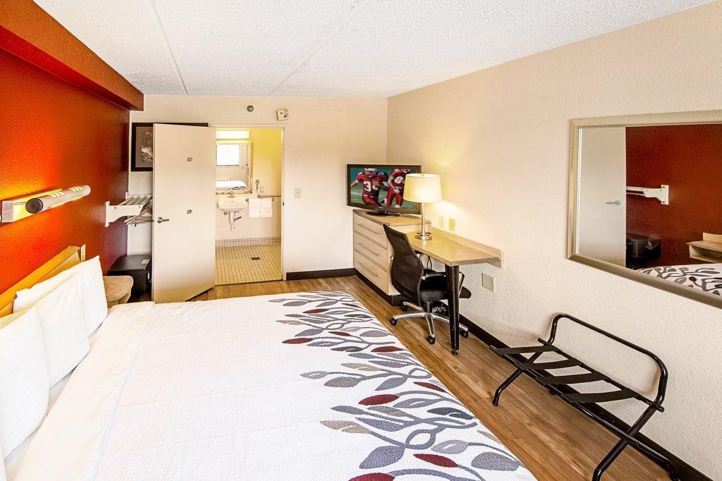 Red Roof Inn Toledo - University photo 2