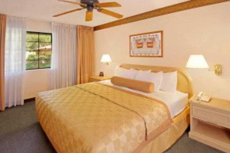 EMBASSY SUITES PHOENIX NORTH photo 1