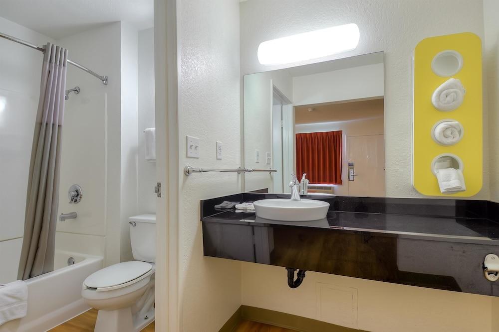 Motel 6 San Diego, CA - North photo 3