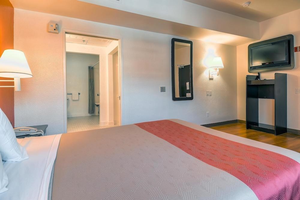 Motel 6 San Diego, CA - Downtown photo 2
