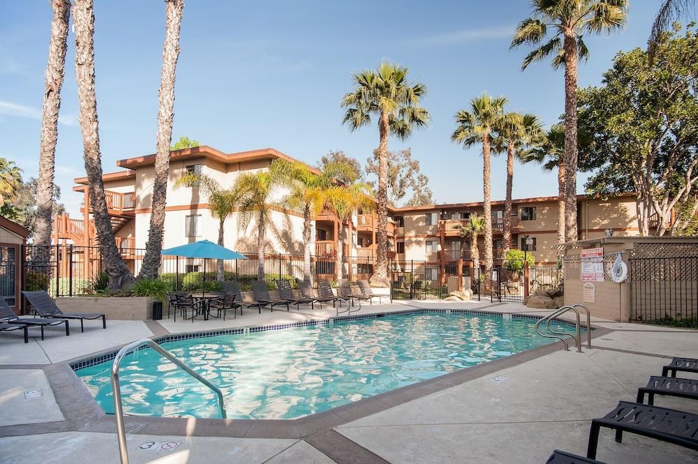 SUNSHINE SUITES AT MID-CITY