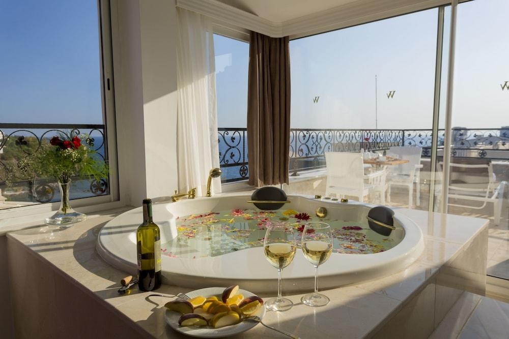 Wise Hotel Spa & Adult Only
