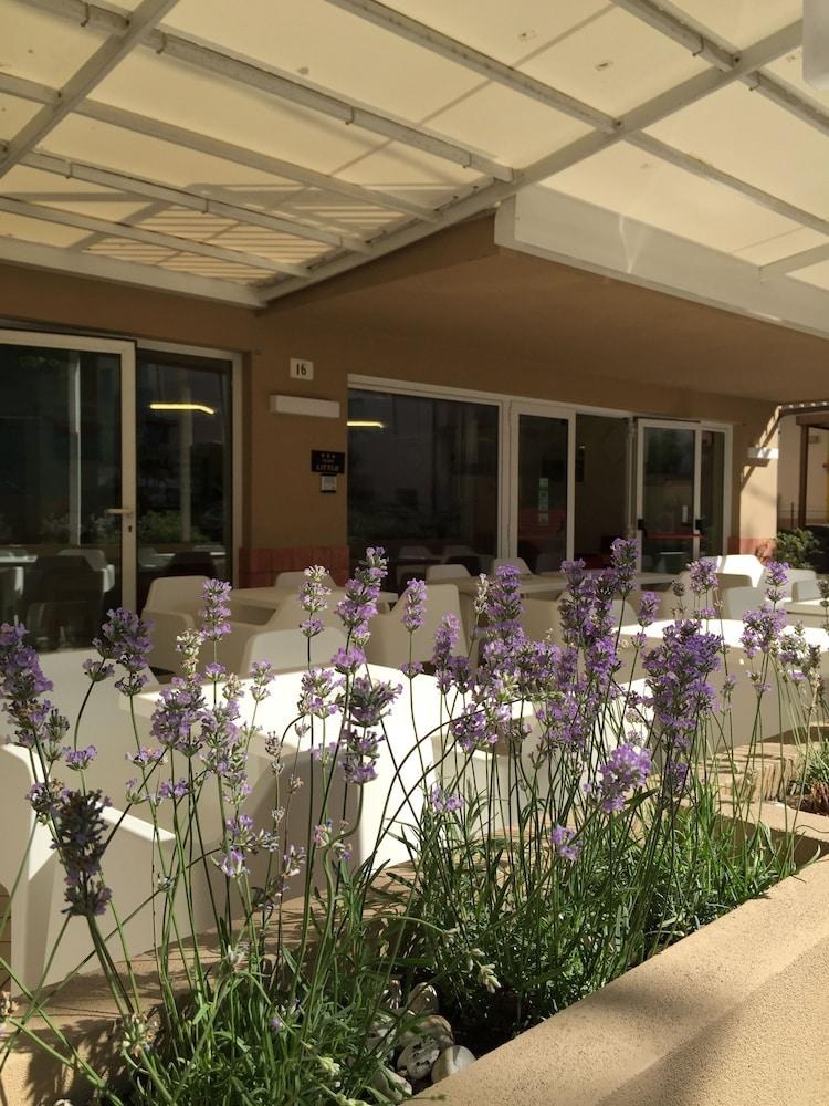 HOTEL LITTLE