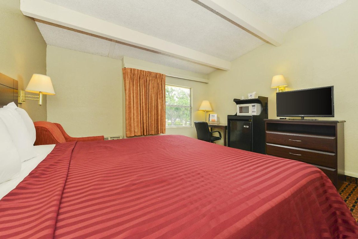 AMERICAS BEST VALUE INN SARASOTA DOWNTOWN photo 2