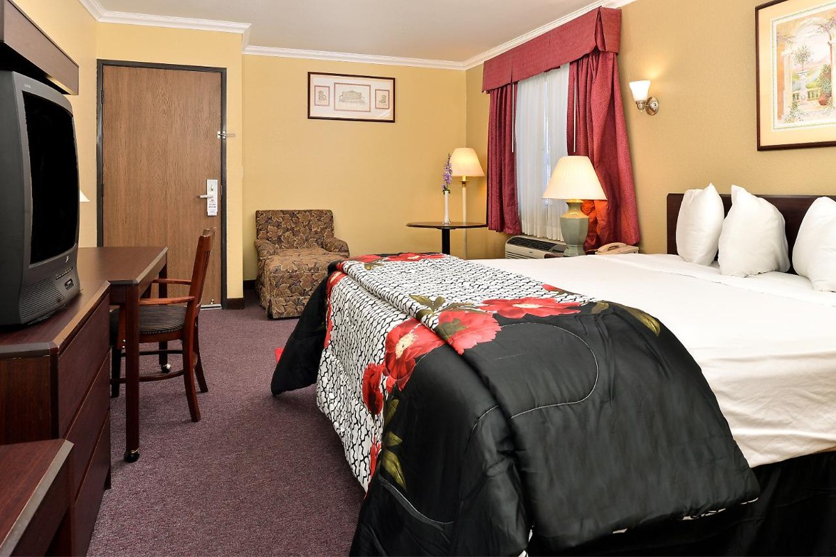 AMERICAS BEST VALUE INN PASADENA photo 1