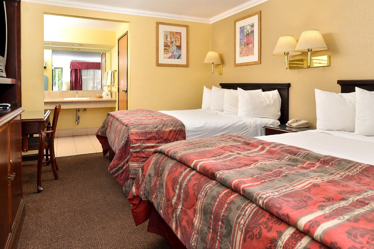 AMERICAS BEST VALUE INN PASADENA photo 3