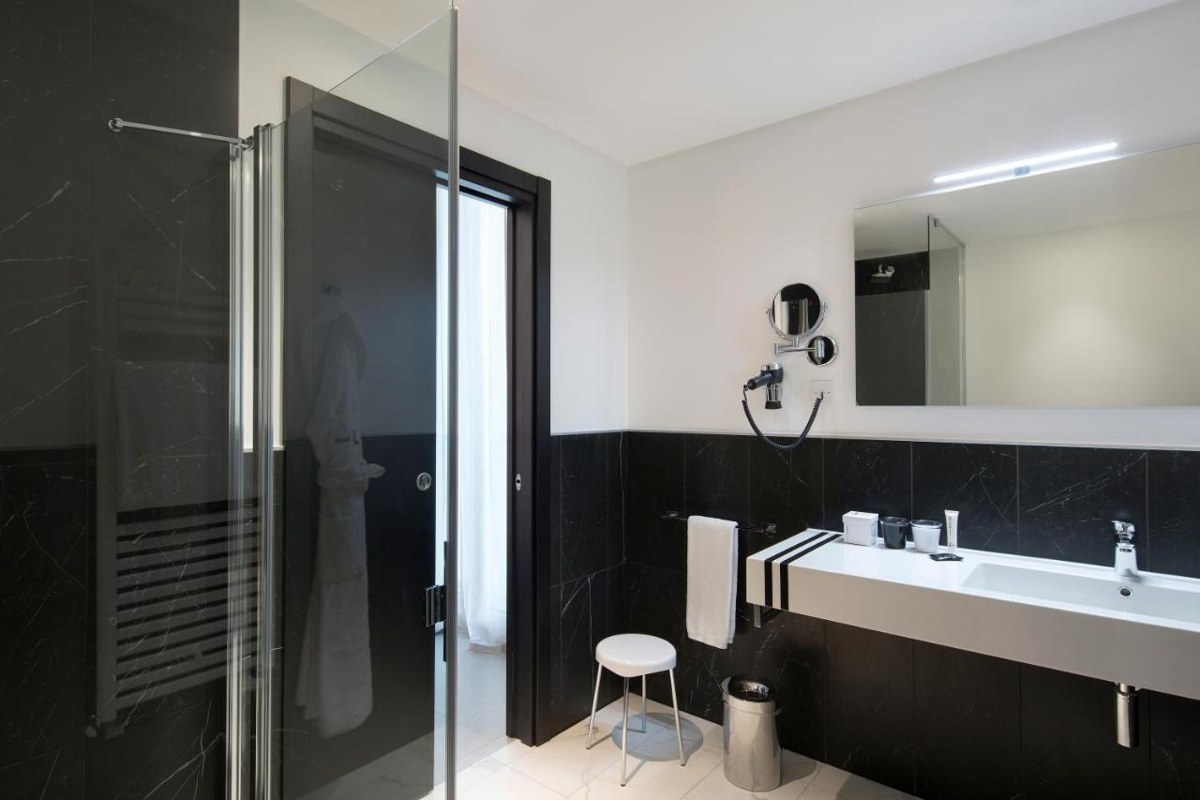 J HOTEL photo 3