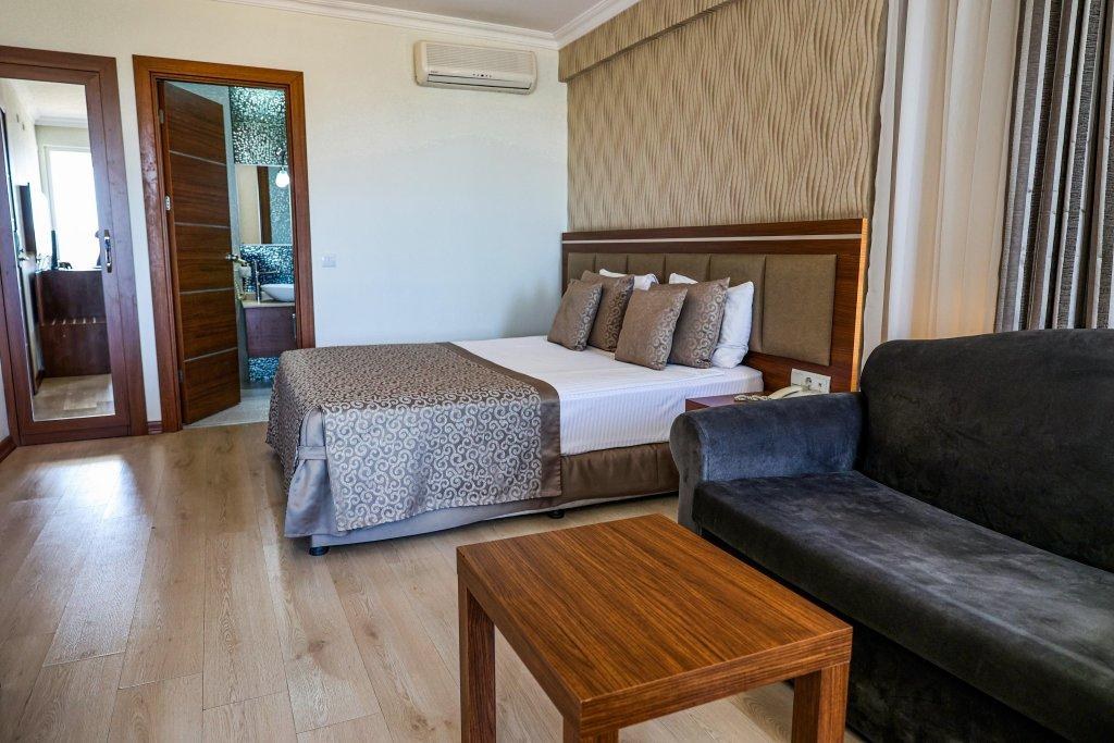 The Corner Park Hotel photo 2