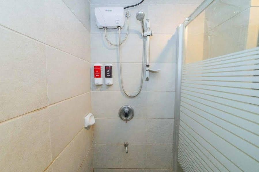 RedDoorz Plus @ Project 6 Quezon City photo 1
