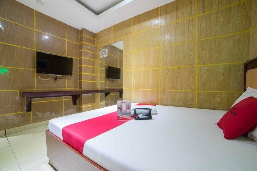 RedDoorz @ Winter Hotel Araneta photo 1