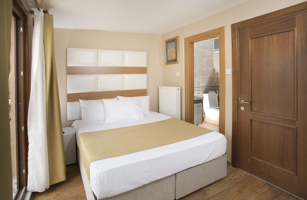 La Pazza Suites
