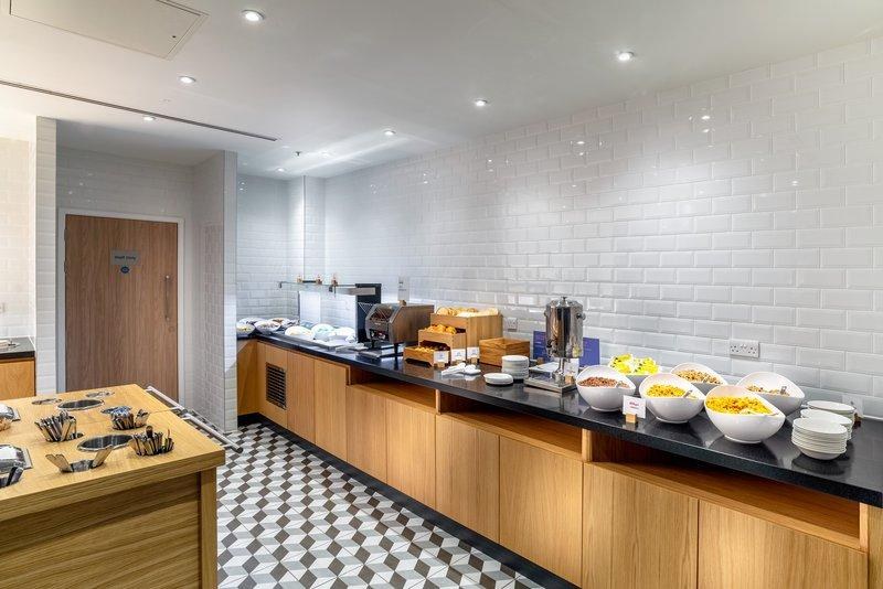 Holiday Inn Express London Heathrow T4, an IHG Hotel photo 2