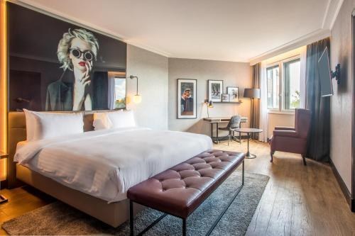Radisson Red London Heathrow photo 2