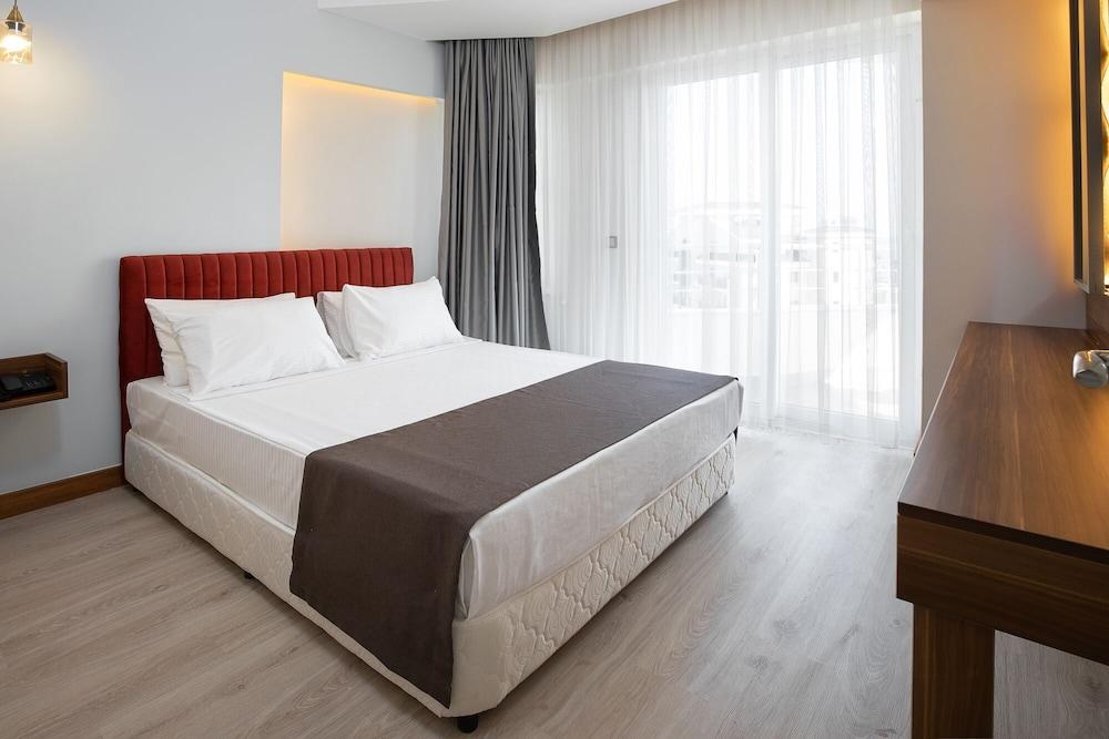 Theluna Suite Hotel photo 4