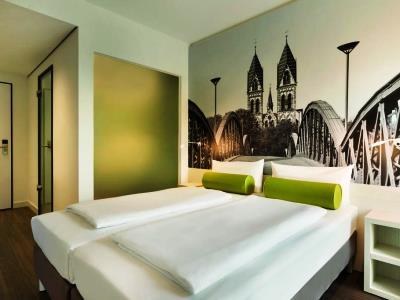 Super 8 by Wyndham Dresden photo 1