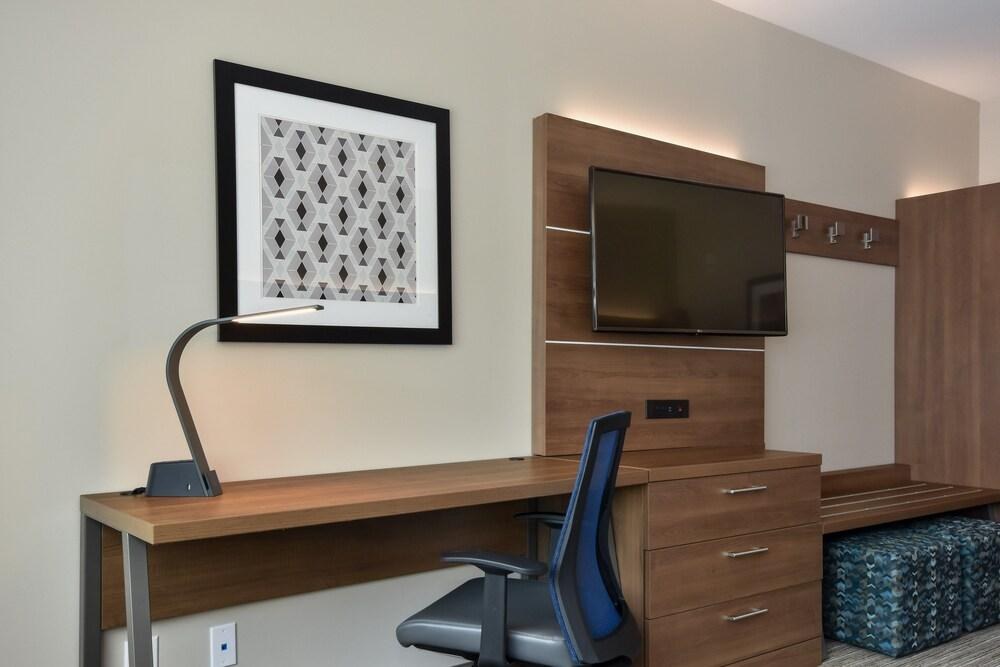 Holiday Inn Express & Suites Charlotte - Ballantyne by IHG photo 1