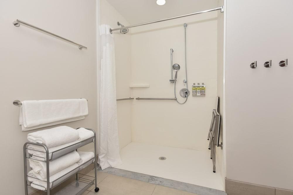 Holiday Inn Express & Suites Charlotte - Ballantyne by IHG photo 3