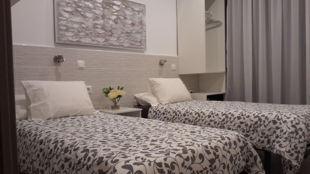 HOSTAL HOUSE photo 2