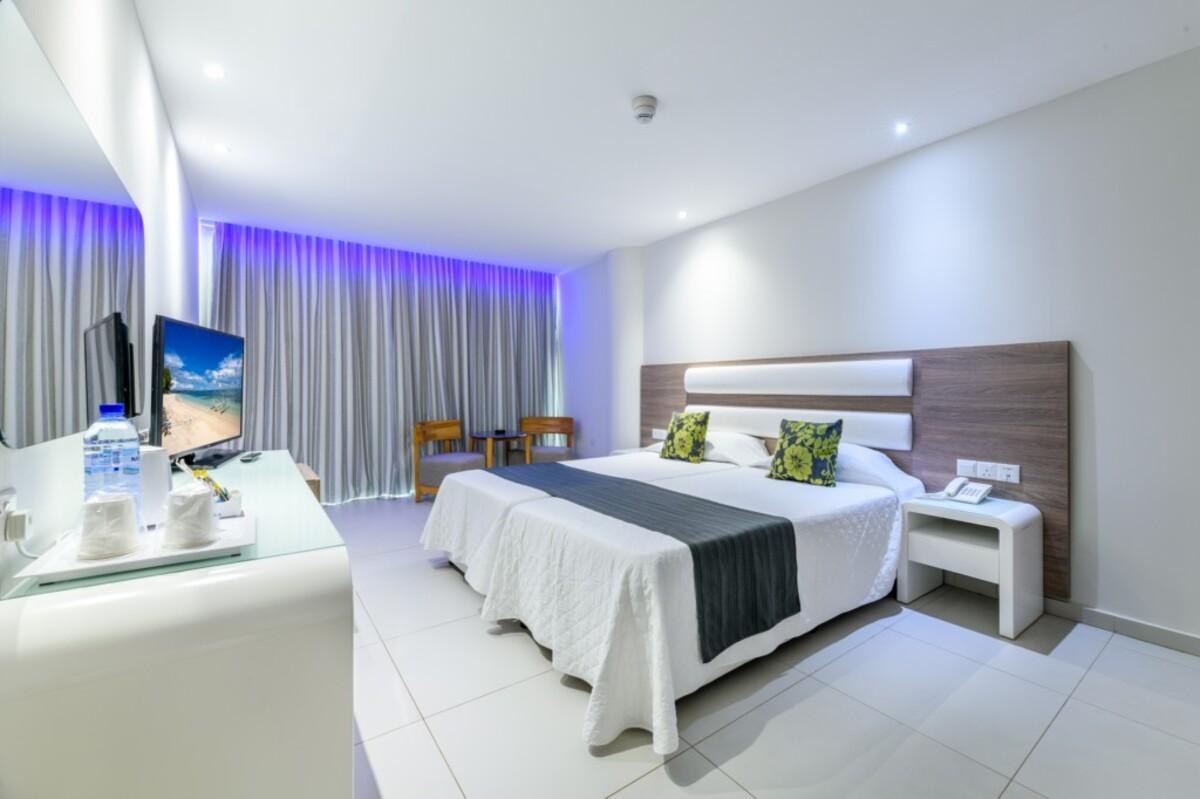 TASIA MARIS SANDS photo 3