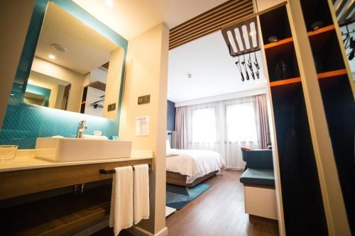 Holiday Inn Express Nanjing Xuanwu Lake by IHG photo 2