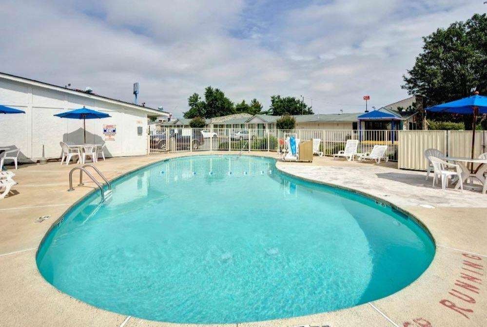 KNIGHTS INN BURLINGTON, NC photo 2