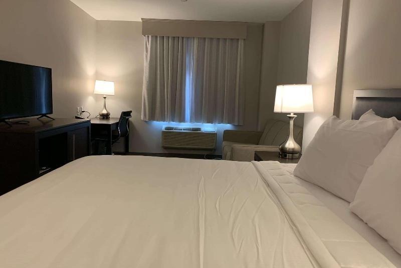 Wingate by Wyndham JFK Airport / Far Rockaway photo 1