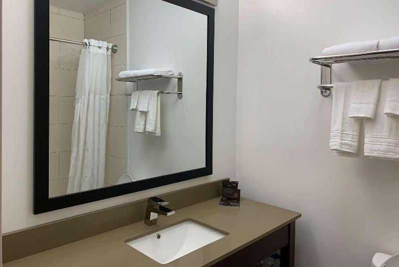 Wingate by Wyndham JFK Airport / Far Rockaway photo 3
