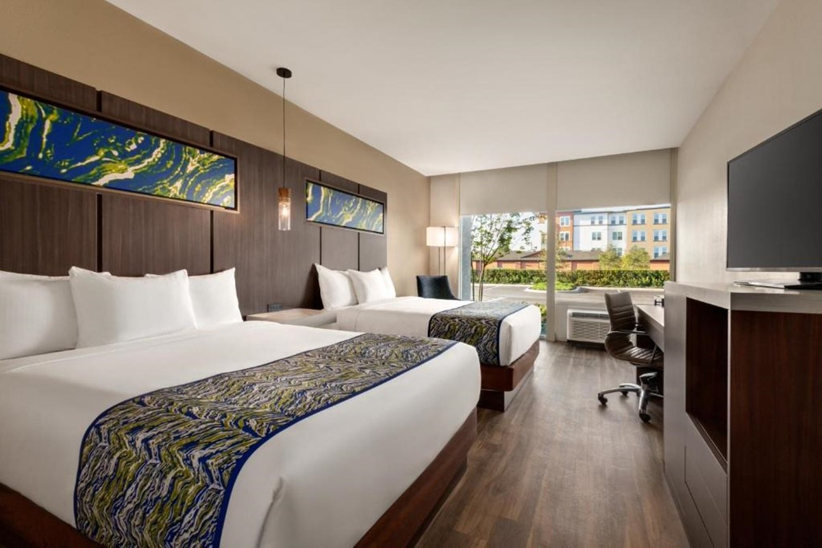 La Quinta Inn & Suites by Wyndham Orlando IDrive Theme Parks photo 1