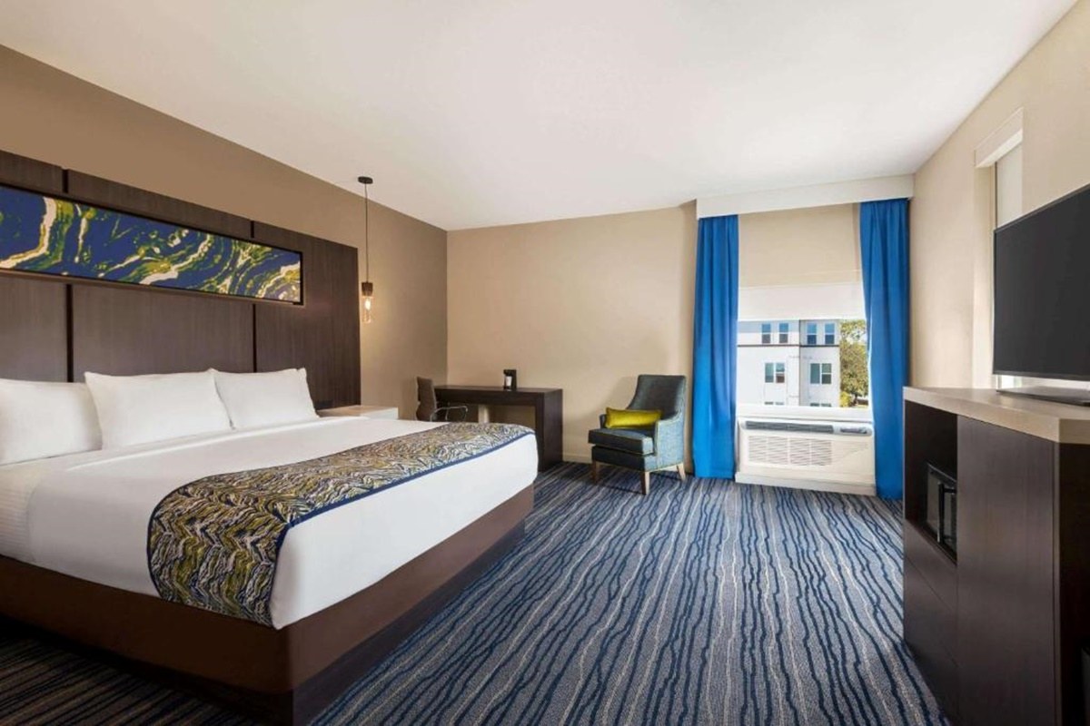 La Quinta Inn & Suites by Wyndham Orlando IDrive Theme Parks photo 2