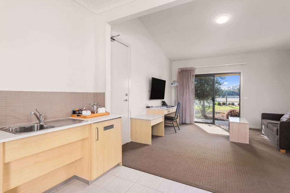 Quality Suites Point Cook Seasons 5, VIC