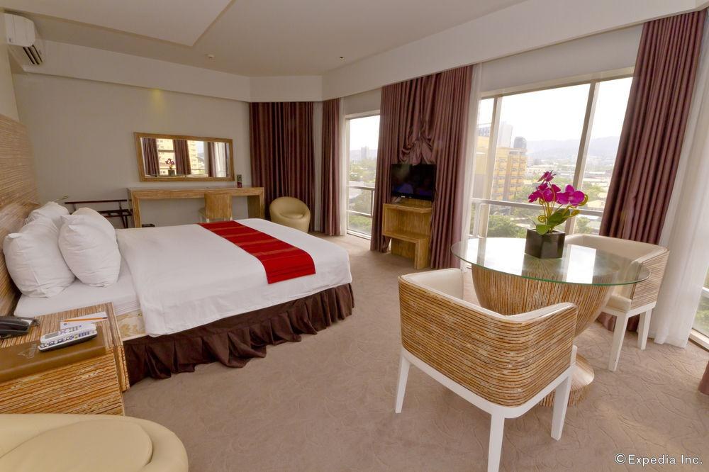 Castle Peak Hotel photo 2