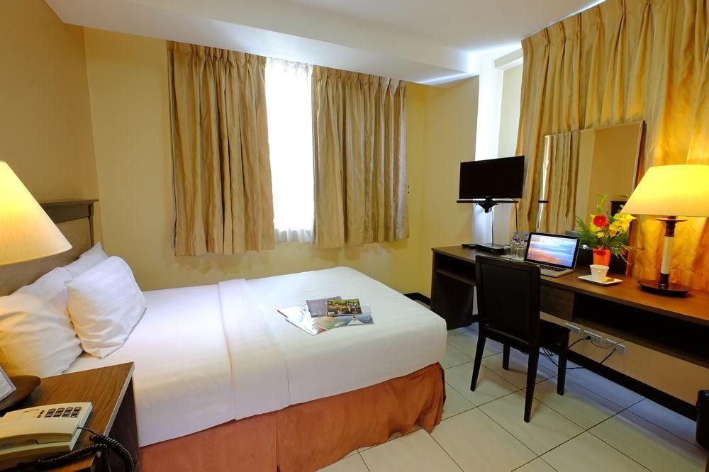 OYO 187 The Maxwell Hotel photo 2