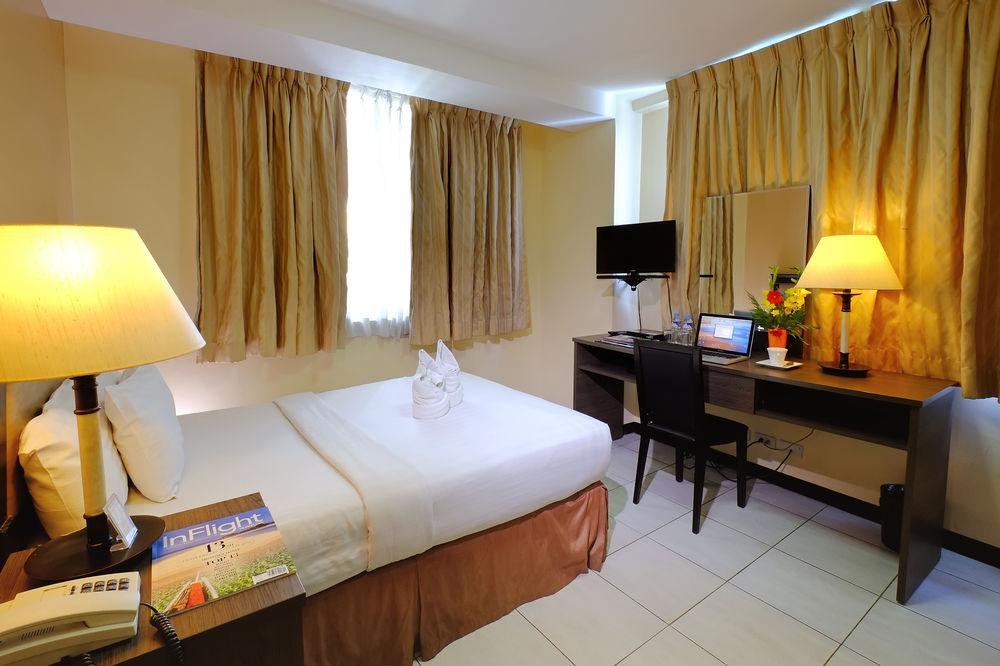 OYO 187 The Maxwell Hotel photo 3