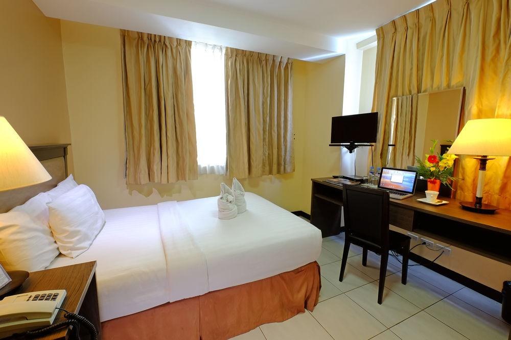 OYO 187 The Maxwell Hotel photo 4