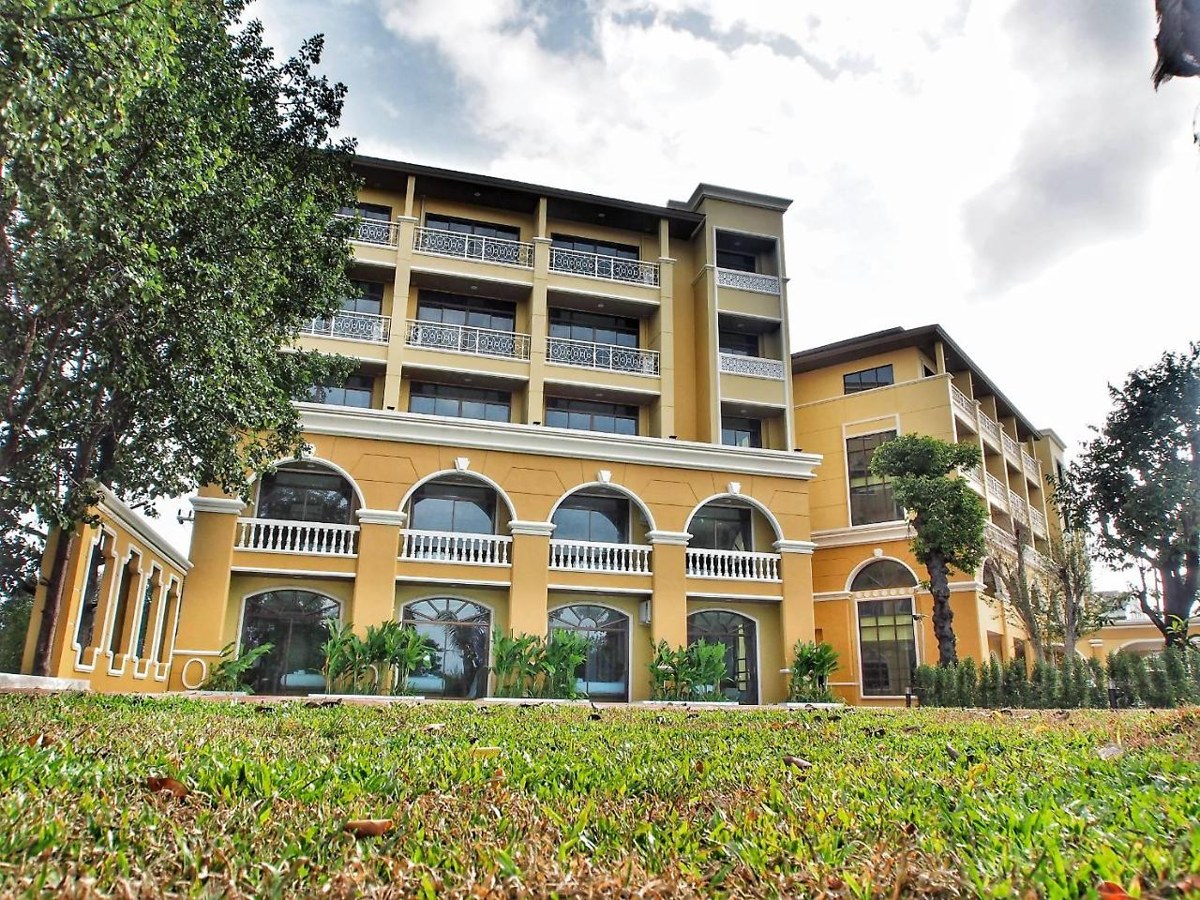ROYAL PINEAPPLE HOTEL   A Welcome to Wealth and Good Fortune photo 1