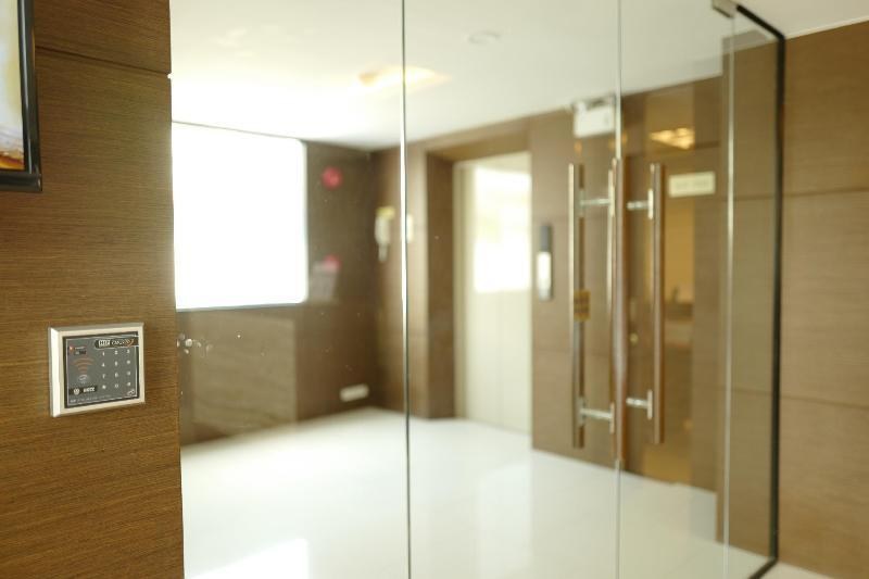 185 Residence photo 2