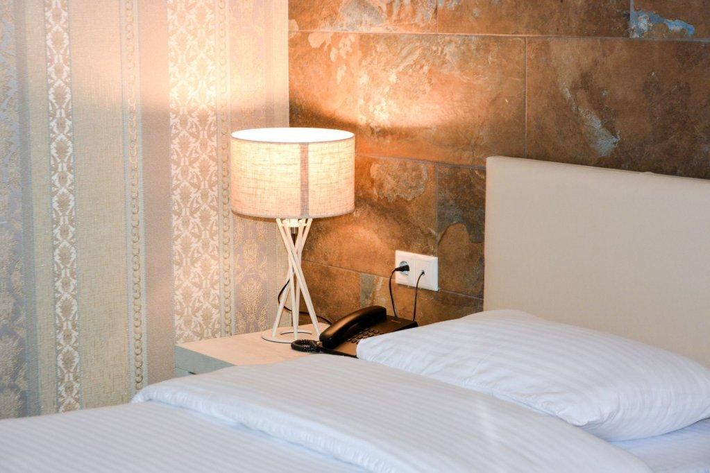 Eleon Boutique Hotel photo 2