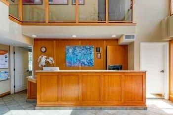 Econo Lodge Inn & Suites photo 2