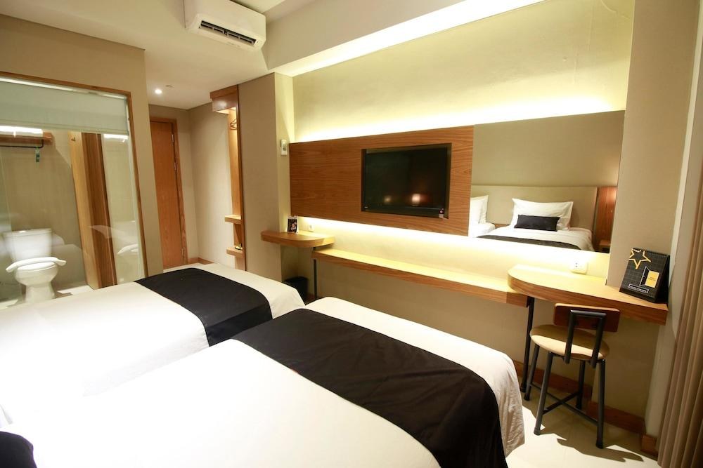 Yellow Star Ambarukmo Hotel photo 3
