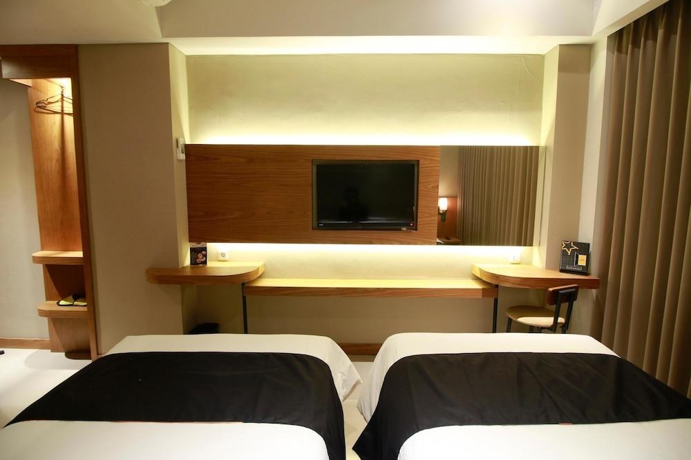 Yellow Star Ambarukmo Hotel photo 4