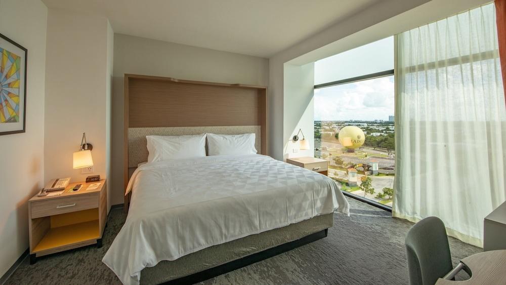 Holiday Inn Hotel & Suites Merida La Isla by IHG photo 2