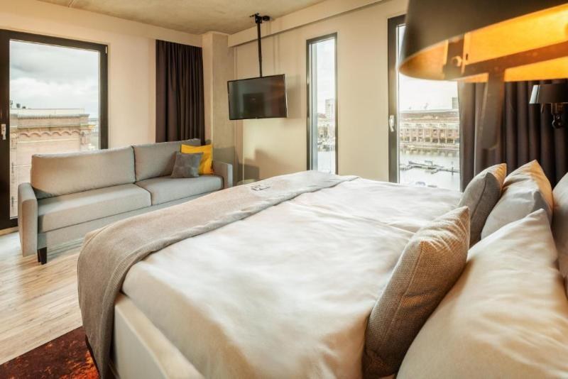 Holiday Inn - the niu, Fender Amsterdam photo 2
