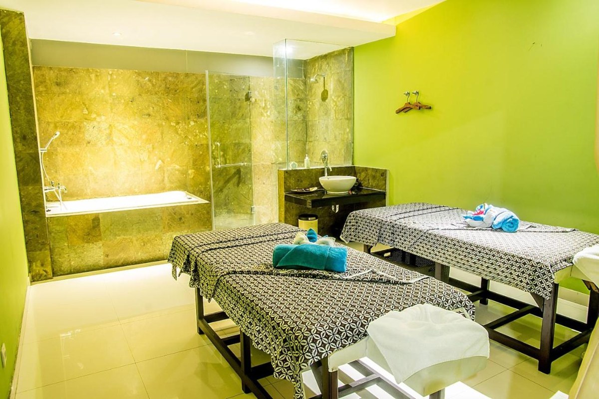 FAMOUS HOTEL KUTA photo 2
