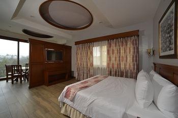 Paragon Hotel and Suites photo 1