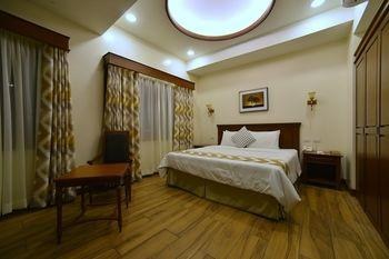 Paragon Hotel and Suites photo 2